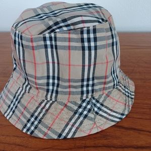 Burberry's of London bucket hat excellent